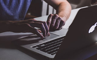 很沮丧！东契奇左腿筋不适回更衣室时 怒踢场边广告牌